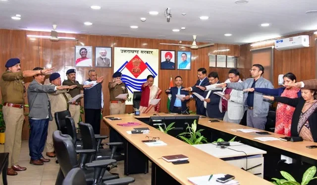 सीएस ने अधिकारियों को दिलाई संविधान की शपथ