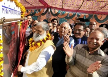 अंबाला, 4 दिसंबर। हरियाणा के ऊर्जा, परिवहन एवं श्रम मंत्री अनिल विज ने कहा कि अंबाला कैंट में रेलवे लाइनों को क्रास करने की जितनी भी बंदिशे थी वह सभी उन्होंने अब दूर कर दी हैं, अंबाला कैंट अब जहां तक फैलना चाहते फैल सकता है। विज ने यह बात आज रंगिया मंडी में अंबाला-सहारनपुर रेलमार्ग पर 21.48 करोड़ रुपए की लागत से नन्हेड़ा रेलवे ओवरब्रिज के उद्घाटन अवसर पर आपार जनसमूह को संबोधित करते हुए कहे। उन्होंने कहा आज रेलवे ओवरब्रिज का उद्घाटन किया गया है जिसका सभी को बहुत लाभ होगा। विज ने कहा कि अंबाला कैंट पहले अंबाला-सहारनपुर और अम्बाला दिल्ली रेलमार्ग पर रेल फाटकों की वजह से टुकड़ों-टुकड़ों में बंटा हुआ था, इस कारण यह आगे नहीं बढ़ पा रहा था। यहां रंगिया मंडी में रेलवे फाटक था जहां से लोग आगे नहीं आ सकते थे, इसी प्रकार घसीटपुर, शाहपुर और मच्छौंडा में रेलवे फाटक था जहां से आगे नहीं जा सकते थे। अब उन्होंने चारों जगह पर पुल मंजूर करवाए। शाहपुर में रेलवे अंडर पास बनकर तैयार हो चुका है, घसीटपुर में भी अंडरपास बनकर तैयार है जहां से जीटी रोड तक सड़क जुड़ेगी। इसी प्रकार आज रंगिया मंडी का रेलवे ओवर ब्रिज बनकर तैयार है जबकि मच्छौंडा में रेलवे ओवरब्रिज का निर्माण जल्द प्रारंभ किया जाएगा। उन्होंने कहा कि नन्हेड़ा फ्लाईओवर पहला रास्ता है जो रंगिया मंडी, नन्हेड़ा, मिलाप नगर, विद्यानगर व अन्य क्षेत्र के लोगों को फ्लाईओवर से सीधा अम्बाला छावनी के मुख्य सदर क्षेत्र से जोड़ेगा। इसका बहुत लाभ इस क्षेत्र के लोगों को होगा, पहले इस क्षेत्र को अम्बाला छावनी के बाहर का इलाका माना जाता था, मगर आज पुल बनने से यह भी अंदर का इलाका माना जाएगा क्योंकि फ्लाईओवर बनने से छावनी से सदर से जुड़ गया है। विज ने कहा कि मच्छौंडा में भी रेलवे ओवरब्रिज बनाने की तैयारी पूरी कर ली गई है। पहले विभाग रेलवे क्रासिंग पर अंडरपास बनाना चाहता था, मगर वहां के गांव वालों ने आकर कहा कि हमें भी जैसा नन्हेड़ा में ओवरब्रिज बनाया जा रहा है वैसा ओवरब्रिज भी मच्छौंडा में बनाया जाए, इसलिए मच्छौंडा में भी रेलवे ओवरब्रिज बनाया जाएगा और बहुत जल्द इसका कार्य शुरू होगा। उन्होंने कहा कि रेलवे ओवरब्रिज व अंडरपास बनने से यह सारा इलाका आपस में जुड़कर एक हो जाएगा। मंत्री अनिल विज ने कहा कि पहले सेवा समिति के पास फाटक होता था और उसी से लोग आते-जाते थे जहां परेशानी होती थी। जब जीटी रोड बनी तो इस पुल को बंद कर दिया गया और वैकल्पिक इंतजाम नहीं किए गए। इस कारण रेलवे कालोनी, दुधला मंडी, गुलाब मंडी, शिवाला मंडी, पीएनटी, उगाड़ा, बाड़ा से जनता को दिक्कत होती थी। वहीं, पत्रकारों से बातचीत के दौरान कैबिनेट मंत्री अनिल विज ने कहा कि अम्बाला छावनी से अम्बाला-सहारनपुर रेलवे लाइन, अम्बाला-दिल्ली रेलवे लाइन व जीटी रोड निकल रही है जिस कारण अम्बाला छावनी टुकड़ों-टुकड़ों में बंटा हुआ था और इसका विकास आगे नहीं बढ़ रहा था। यहां मच्छौंडा, शाहपुर, नन्हेड़ा व घसीटपुर में चार रेलवे फाटक थे, शाहपुर रेलवे फाटक से तो लोग इतने परेशान थे कि इसपर कहावत तक बन चुकी थी कि “गरीब की किस्मत और शाहपुर रेलवे फाटक कभी-कभी खुलते हैं”। लोगों की इस समस्या को हल कराने के लिए उन्होंने ओवरब्रिज व अंडरपास बनाने के लिए रेल मंत्री से मुलाकात की और इन्हें मंजूर करवाया। इनमें से तीन बन चुके हैं जबकि मच्छौंडा में ओवरब्रिज का निर्माण कार्य जल्द प्रारंभ होगा। विज ने बताया कि नन्हेड़ा में 21.48 करोड़ रुपए की लागत से बनाया जा रहा है जोकि 640 मीटर लंबा होगा। रात्रि में लोग आसानी से ओवरब्रिज से आ-जा सके, इसके लिए 28 स्ट्रीट लाइटें ओवरब्रिज पर लगाई गई हैं। ओवरब्रिज बनने से खासकर नन्हेड़ा, रंगिया मंडी, विद्यानगर, नई आबादी, कुलदीप नगर, सेक्टर 33-34, शाहपुर, मच्छौंडा, कुलदीप नगर व अन्य क्षेत्र के हजारों लोगों के लिए आने-जाने का बेहतर मार्ग होगा।