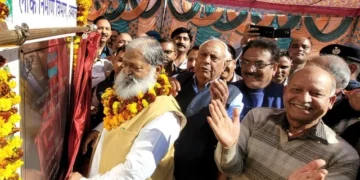 अंबाला, 4 दिसंबर। हरियाणा के ऊर्जा, परिवहन एवं श्रम मंत्री अनिल विज ने कहा कि अंबाला कैंट में रेलवे लाइनों को क्रास करने की जितनी भी बंदिशे थी वह सभी उन्होंने अब दूर कर दी हैं, अंबाला कैंट अब जहां तक फैलना चाहते फैल सकता है। विज ने यह बात आज रंगिया मंडी में अंबाला-सहारनपुर रेलमार्ग पर 21.48 करोड़ रुपए की लागत से नन्हेड़ा रेलवे ओवरब्रिज के उद्घाटन अवसर पर आपार जनसमूह को संबोधित करते हुए कहे। उन्होंने कहा आज रेलवे ओवरब्रिज का उद्घाटन किया गया है जिसका सभी को बहुत लाभ होगा। विज ने कहा कि अंबाला कैंट पहले अंबाला-सहारनपुर और अम्बाला दिल्ली रेलमार्ग पर रेल फाटकों की वजह से टुकड़ों-टुकड़ों में बंटा हुआ था, इस कारण यह आगे नहीं बढ़ पा रहा था। यहां रंगिया मंडी में रेलवे फाटक था जहां से लोग आगे नहीं आ सकते थे, इसी प्रकार घसीटपुर, शाहपुर और मच्छौंडा में रेलवे फाटक था जहां से आगे नहीं जा सकते थे। अब उन्होंने चारों जगह पर पुल मंजूर करवाए। शाहपुर में रेलवे अंडर पास बनकर तैयार हो चुका है, घसीटपुर में भी अंडरपास बनकर तैयार है जहां से जीटी रोड तक सड़क जुड़ेगी। इसी प्रकार आज रंगिया मंडी का रेलवे ओवर ब्रिज बनकर तैयार है जबकि मच्छौंडा में रेलवे ओवरब्रिज का निर्माण जल्द प्रारंभ किया जाएगा। उन्होंने कहा कि नन्हेड़ा फ्लाईओवर पहला रास्ता है जो रंगिया मंडी, नन्हेड़ा, मिलाप नगर, विद्यानगर व अन्य क्षेत्र के लोगों को फ्लाईओवर से सीधा अम्बाला छावनी के मुख्य सदर क्षेत्र से जोड़ेगा। इसका बहुत लाभ इस क्षेत्र के लोगों को होगा, पहले इस क्षेत्र को अम्बाला छावनी के बाहर का इलाका माना जाता था, मगर आज पुल बनने से यह भी अंदर का इलाका माना जाएगा क्योंकि फ्लाईओवर बनने से छावनी से सदर से जुड़ गया है। विज ने कहा कि मच्छौंडा में भी रेलवे ओवरब्रिज बनाने की तैयारी पूरी कर ली गई है। पहले विभाग रेलवे क्रासिंग पर अंडरपास बनाना चाहता था, मगर वहां के गांव वालों ने आकर कहा कि हमें भी जैसा नन्हेड़ा में ओवरब्रिज बनाया जा रहा है वैसा ओवरब्रिज भी मच्छौंडा में बनाया जाए, इसलिए मच्छौंडा में भी रेलवे ओवरब्रिज बनाया जाएगा और बहुत जल्द इसका कार्य शुरू होगा। उन्होंने कहा कि रेलवे ओवरब्रिज व अंडरपास बनने से यह सारा इलाका आपस में जुड़कर एक हो जाएगा। मंत्री अनिल विज ने कहा कि पहले सेवा समिति के पास फाटक होता था और उसी से लोग आते-जाते थे जहां परेशानी होती थी। जब जीटी रोड बनी तो इस पुल को बंद कर दिया गया और वैकल्पिक इंतजाम नहीं किए गए। इस कारण रेलवे कालोनी, दुधला मंडी, गुलाब मंडी, शिवाला मंडी, पीएनटी, उगाड़ा, बाड़ा से जनता को दिक्कत होती थी। वहीं, पत्रकारों से बातचीत के दौरान कैबिनेट मंत्री अनिल विज ने कहा कि अम्बाला छावनी से अम्बाला-सहारनपुर रेलवे लाइन, अम्बाला-दिल्ली रेलवे लाइन व जीटी रोड निकल रही है जिस कारण अम्बाला छावनी टुकड़ों-टुकड़ों में बंटा हुआ था और इसका विकास आगे नहीं बढ़ रहा था। यहां मच्छौंडा, शाहपुर, नन्हेड़ा व घसीटपुर में चार रेलवे फाटक थे, शाहपुर रेलवे फाटक से तो लोग इतने परेशान थे कि इसपर कहावत तक बन चुकी थी कि “गरीब की किस्मत और शाहपुर रेलवे फाटक कभी-कभी खुलते हैं”। लोगों की इस समस्या को हल कराने के लिए उन्होंने ओवरब्रिज व अंडरपास बनाने के लिए रेल मंत्री से मुलाकात की और इन्हें मंजूर करवाया। इनमें से तीन बन चुके हैं जबकि मच्छौंडा में ओवरब्रिज का निर्माण कार्य जल्द प्रारंभ होगा। विज ने बताया कि नन्हेड़ा में 21.48 करोड़ रुपए की लागत से बनाया जा रहा है जोकि 640 मीटर लंबा होगा। रात्रि में लोग आसानी से ओवरब्रिज से आ-जा सके, इसके लिए 28 स्ट्रीट लाइटें ओवरब्रिज पर लगाई गई हैं। ओवरब्रिज बनने से खासकर नन्हेड़ा, रंगिया मंडी, विद्यानगर, नई आबादी, कुलदीप नगर, सेक्टर 33-34, शाहपुर, मच्छौंडा, कुलदीप नगर व अन्य क्षेत्र के हजारों लोगों के लिए आने-जाने का बेहतर मार्ग होगा।