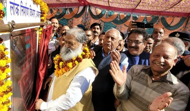 अंबाला, 4 दिसंबर। हरियाणा के ऊर्जा, परिवहन एवं श्रम मंत्री अनिल विज ने कहा कि अंबाला कैंट में रेलवे लाइनों को क्रास करने की जितनी भी बंदिशे थी वह सभी उन्होंने अब दूर कर दी हैं, अंबाला कैंट अब जहां तक फैलना चाहते फैल सकता है। विज ने यह बात आज रंगिया मंडी में अंबाला-सहारनपुर रेलमार्ग पर 21.48 करोड़ रुपए की लागत से नन्हेड़ा रेलवे ओवरब्रिज के उद्घाटन अवसर पर आपार जनसमूह को संबोधित करते हुए कहे। उन्होंने कहा आज रेलवे ओवरब्रिज का उद्घाटन किया गया है जिसका सभी को बहुत लाभ होगा। विज ने कहा कि अंबाला कैंट पहले अंबाला-सहारनपुर और अम्बाला दिल्ली रेलमार्ग पर रेल फाटकों की वजह से टुकड़ों-टुकड़ों में बंटा हुआ था, इस कारण यह आगे नहीं बढ़ पा रहा था। यहां रंगिया मंडी में रेलवे फाटक था जहां से लोग आगे नहीं आ सकते थे, इसी प्रकार घसीटपुर, शाहपुर और मच्छौंडा में रेलवे फाटक था जहां से आगे नहीं जा सकते थे। अब उन्होंने चारों जगह पर पुल मंजूर करवाए। शाहपुर में रेलवे अंडर पास बनकर तैयार हो चुका है, घसीटपुर में भी अंडरपास बनकर तैयार है जहां से जीटी रोड तक सड़क जुड़ेगी। इसी प्रकार आज रंगिया मंडी का रेलवे ओवर ब्रिज बनकर तैयार है जबकि मच्छौंडा में रेलवे ओवरब्रिज का निर्माण जल्द प्रारंभ किया जाएगा। उन्होंने कहा कि नन्हेड़ा फ्लाईओवर पहला रास्ता है जो रंगिया मंडी, नन्हेड़ा, मिलाप नगर, विद्यानगर व अन्य क्षेत्र के लोगों को फ्लाईओवर से सीधा अम्बाला छावनी के मुख्य सदर क्षेत्र से जोड़ेगा। इसका बहुत लाभ इस क्षेत्र के लोगों को होगा, पहले इस क्षेत्र को अम्बाला छावनी के बाहर का इलाका माना जाता था, मगर आज पुल बनने से यह भी अंदर का इलाका माना जाएगा क्योंकि फ्लाईओवर बनने से छावनी से सदर से जुड़ गया है। विज ने कहा कि मच्छौंडा में भी रेलवे ओवरब्रिज बनाने की तैयारी पूरी कर ली गई है। पहले विभाग रेलवे क्रासिंग पर अंडरपास बनाना चाहता था, मगर वहां के गांव वालों ने आकर कहा कि हमें भी जैसा नन्हेड़ा में ओवरब्रिज बनाया जा रहा है वैसा ओवरब्रिज भी मच्छौंडा में बनाया जाए, इसलिए मच्छौंडा में भी रेलवे ओवरब्रिज बनाया जाएगा और बहुत जल्द इसका कार्य शुरू होगा। उन्होंने कहा कि रेलवे ओवरब्रिज व अंडरपास बनने से यह सारा इलाका आपस में जुड़कर एक हो जाएगा। मंत्री अनिल विज ने कहा कि पहले सेवा समिति के पास फाटक होता था और उसी से लोग आते-जाते थे जहां परेशानी होती थी। जब जीटी रोड बनी तो इस पुल को बंद कर दिया गया और वैकल्पिक इंतजाम नहीं किए गए। इस कारण रेलवे कालोनी, दुधला मंडी, गुलाब मंडी, शिवाला मंडी, पीएनटी, उगाड़ा, बाड़ा से जनता को दिक्कत होती थी। वहीं, पत्रकारों से बातचीत के दौरान कैबिनेट मंत्री अनिल विज ने कहा कि अम्बाला छावनी से अम्बाला-सहारनपुर रेलवे लाइन, अम्बाला-दिल्ली रेलवे लाइन व जीटी रोड निकल रही है जिस कारण अम्बाला छावनी टुकड़ों-टुकड़ों में बंटा हुआ था और इसका विकास आगे नहीं बढ़ रहा था। यहां मच्छौंडा, शाहपुर, नन्हेड़ा व घसीटपुर में चार रेलवे फाटक थे, शाहपुर रेलवे फाटक से तो लोग इतने परेशान थे कि इसपर कहावत तक बन चुकी थी कि “गरीब की किस्मत और शाहपुर रेलवे फाटक कभी-कभी खुलते हैं”। लोगों की इस समस्या को हल कराने के लिए उन्होंने ओवरब्रिज व अंडरपास बनाने के लिए रेल मंत्री से मुलाकात की और इन्हें मंजूर करवाया। इनमें से तीन बन चुके हैं जबकि मच्छौंडा में ओवरब्रिज का निर्माण कार्य जल्द प्रारंभ होगा। विज ने बताया कि नन्हेड़ा में 21.48 करोड़ रुपए की लागत से बनाया जा रहा है जोकि 640 मीटर लंबा होगा। रात्रि में लोग आसानी से ओवरब्रिज से आ-जा सके, इसके लिए 28 स्ट्रीट लाइटें ओवरब्रिज पर लगाई गई हैं। ओवरब्रिज बनने से खासकर नन्हेड़ा, रंगिया मंडी, विद्यानगर, नई आबादी, कुलदीप नगर, सेक्टर 33-34, शाहपुर, मच्छौंडा, कुलदीप नगर व अन्य क्षेत्र के हजारों लोगों के लिए आने-जाने का बेहतर मार्ग होगा।