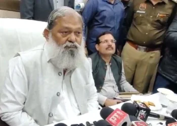 किसान बताए कि क्या इन्होंने दिल्ली से इजाजत ले ली है - विज