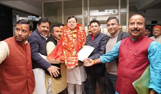 चार धाम तीर्थ पुरोहित महापंचायत के शिष्टमंडल ने की धामी से मुलाकात