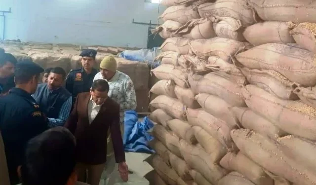 मंत्री का गोदाम पर छापा, चार अफसर सस्पेंड