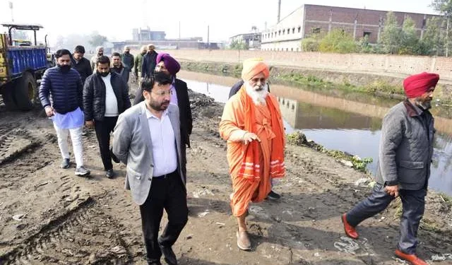 मंत्री डॉ. रवजोत सिंह और सांसद संत सीचेवाल ने 'बूढ़े दरिया' का दौरा किया