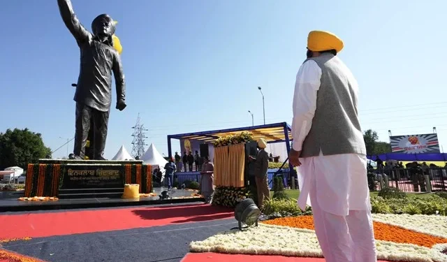 मुख्यमंत्री ने ‘निशान-ए-इंकलाब’ प्लाजा लोकार्पित किया