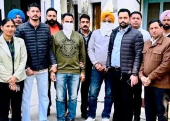 मोटर व्हीकल इंस्पेक्टर व अन्य रिश्वत लेते गिरफ्तार