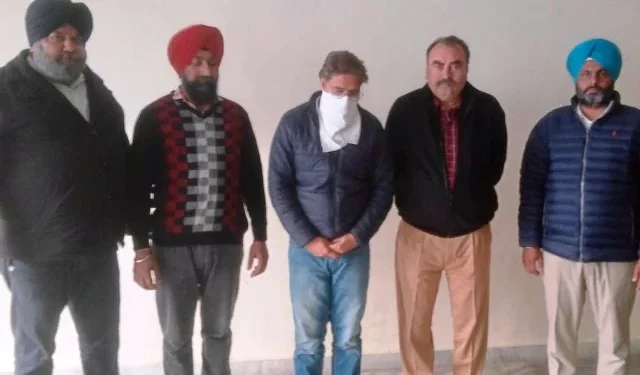 रिश्वत लेते पटवारी गिरफ्तार