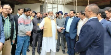 विज ने किया निर्माणाधीन बैंक स्क्वायर का निरीक्षण