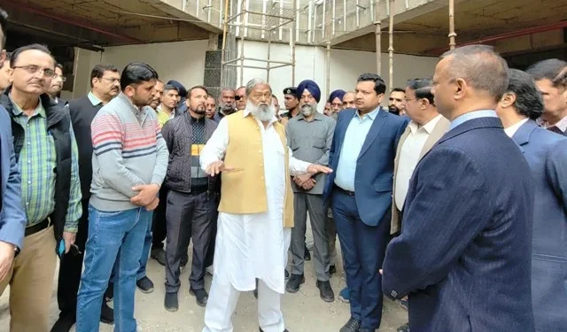 विज ने किया निर्माणाधीन बैंक स्क्वायर का निरीक्षण