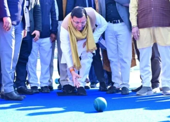 सीएम धामी ने लॉन बॉल में आजमाया हाथ
