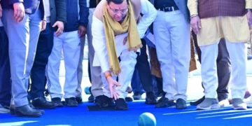 सीएम धामी ने लॉन बॉल में आजमाया हाथ
