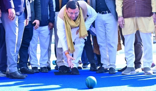 सीएम धामी ने लॉन बॉल में आजमाया हाथ