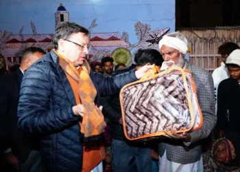 सीएम धामी ने सर्दी से बचाव के लिए वितरित किए कंबल