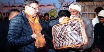 सीएम धामी ने सर्दी से बचाव के लिए वितरित किए कंबल