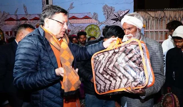 सीएम धामी ने सर्दी से बचाव के लिए वितरित किए कंबल