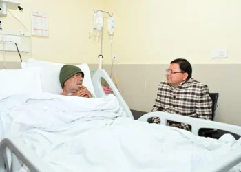 सीएम धामी बीजेपी प्रदेश अध्यक्ष के पिता से मिलने पहुंचे अस्पताल