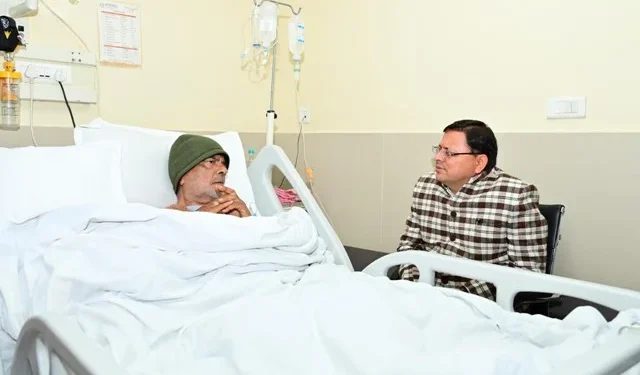 सीएम धामी बीजेपी प्रदेश अध्यक्ष के पिता से मिलने पहुंचे अस्पताल