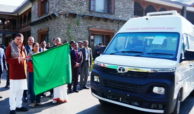 सीएम ने किया फॉरेंसिक वाहनों का फ्लैग ऑफ