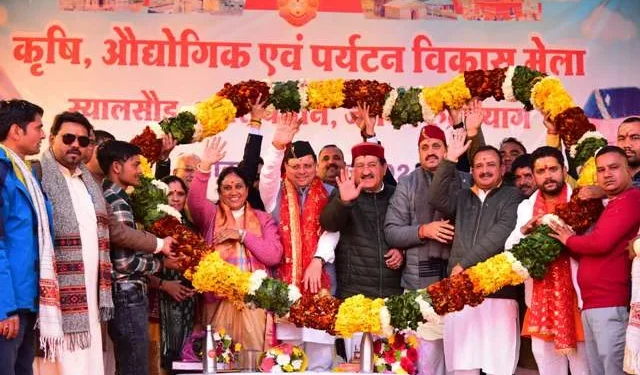 सीएम ने पर्यटन मेले में लिया हिस्सा