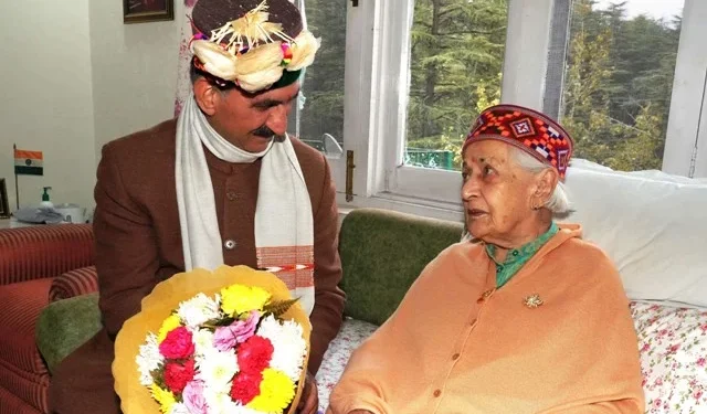 सीएम ने पूर्व मंत्री व वरिष्ठ कांग्रेस नेता विद्या स्टोक्स से भेंट की