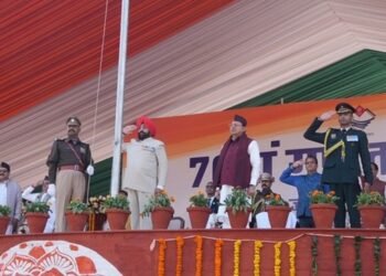 गणतंत्र दिवस की 75वीं वर्षगांठ के अवसर पर राज्यपाल ने राजभवन एवं परेड ग्राउंड में फहराया राष्ट्रीय ध्वज