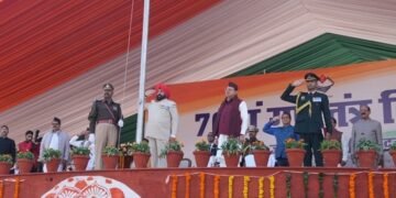 गणतंत्र दिवस की 75वीं वर्षगांठ के अवसर पर राज्यपाल ने राजभवन एवं परेड ग्राउंड में फहराया राष्ट्रीय ध्वज