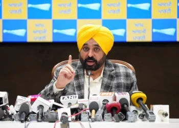 केंद्र किसानों से बातचीत करने से बच रहा - मान