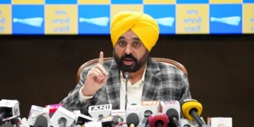 केंद्र किसानों से बातचीत करने से बच रहा - मान