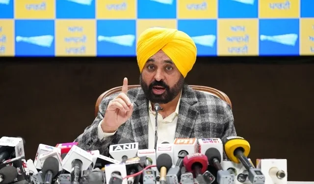 केंद्र किसानों से बातचीत करने से बच रहा - मान