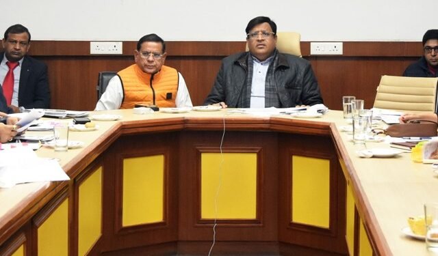 गलत जानकारी देने वाले अफसरों पर होगा एक्शन - मंत्री