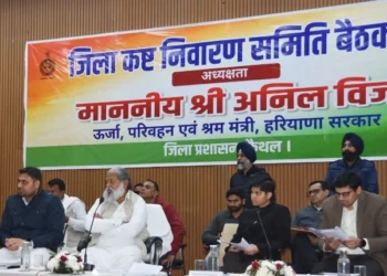 जन शिकायतों के समाधान में तेजी लाएं अधिकारी - विज