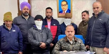 जेई और लाइनमैन रिश्वत लेते काबू