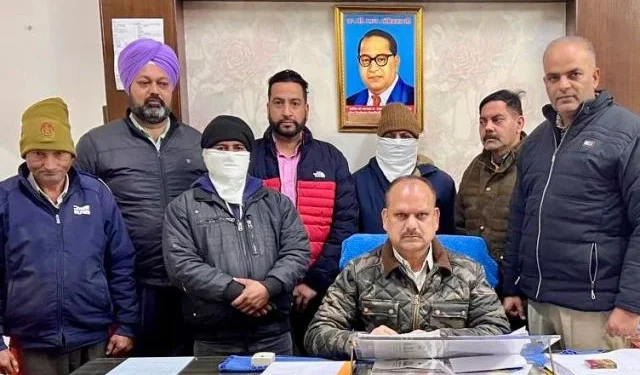 जेई और लाइनमैन रिश्वत लेते काबू