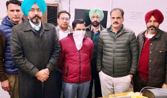 तहसीलदार के नाम पर रिश्वत लेते वसीका नवीस गिरफ्तार