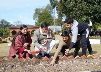 धामी ने मुख्यमंत्री आवास परिसर में किया ट्यूलिप बल्ब का रोपण