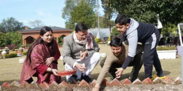 धामी ने मुख्यमंत्री आवास परिसर में किया ट्यूलिप बल्ब का रोपण