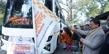 धामी ने राष्ट्रीय युवा उत्सव में हिस्सा लेने वाले दल को किया फ्लैग ऑफ