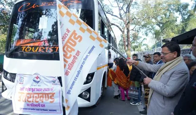 धामी ने राष्ट्रीय युवा उत्सव में हिस्सा लेने वाले दल को किया फ्लैग ऑफ