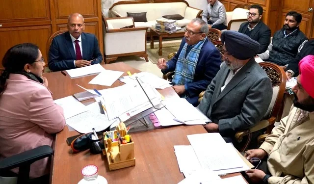 मंत्री ने की जनकल्याण योजनाओं की समीक्षा