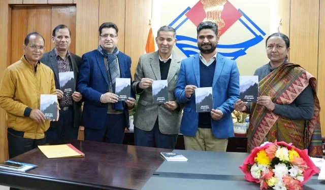 मुख्य सचिव ने किया पुस्तक का विमोचन