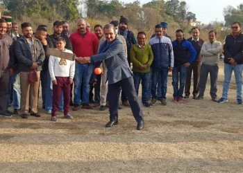मुख्यमंत्री ने बच्चों संग खेली क्रिकेट