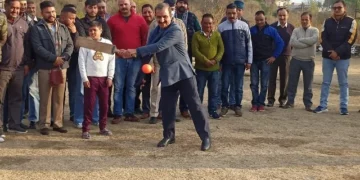 मुख्यमंत्री ने बच्चों संग खेली क्रिकेट
