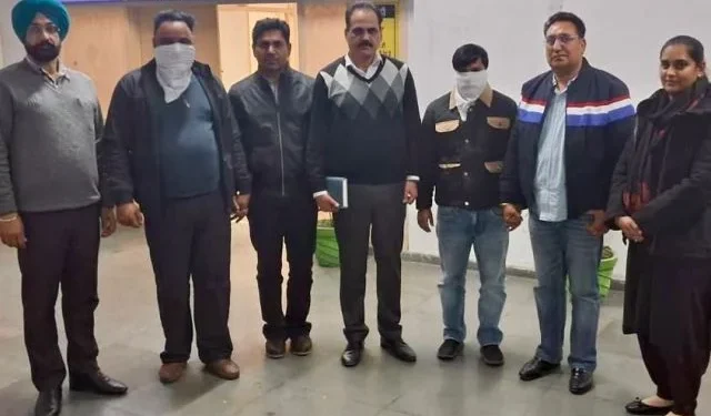 रिश्वत लेते निगम बिल्डिंग इंस्पेक्टर व नक्शा नवीस काबू