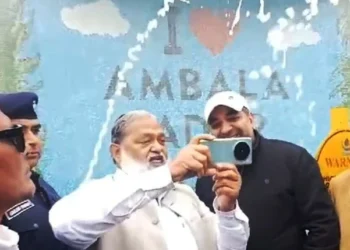 विज ने सेल्फी प्वाइंट पर स्वयं ली सेल्फी