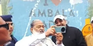 विज ने सेल्फी प्वाइंट पर स्वयं ली सेल्फी