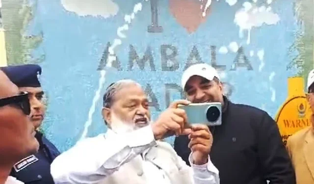 विज ने सेल्फी प्वाइंट पर स्वयं ली सेल्फी