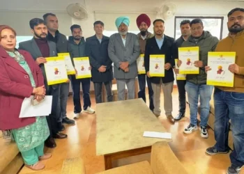 वित्त मंत्री ने 8 नए भर्ती अधिकारियों को नियुक्ति पत्र सौंपे