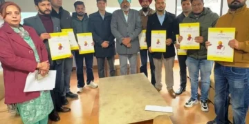 वित्त मंत्री ने 8 नए भर्ती अधिकारियों को नियुक्ति पत्र सौंपे