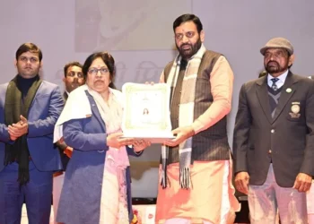 सीएम ने खिलाड़ियों की माताओं को किया सम्मानित