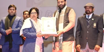 सीएम ने खिलाड़ियों की माताओं को किया सम्मानित
